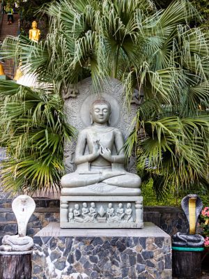broderie diamant Statue d'une personne assise en position de lotus sous un palmier