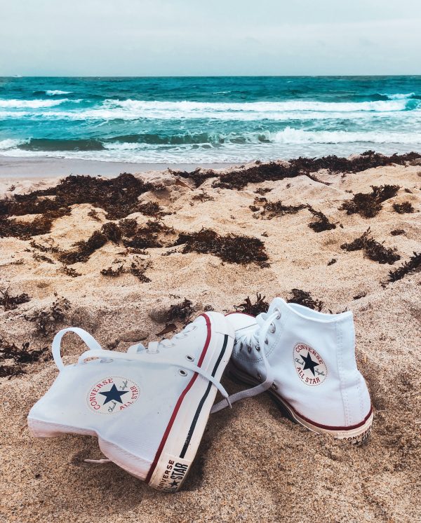 broderie diamant Une paire de chaussures blanches sur une plage