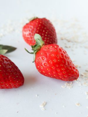 broderie diamant Un groupe de fraises sur une surface blanche