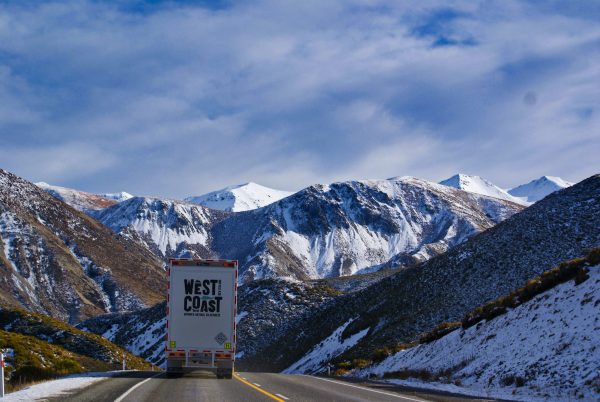 broderie diamant Un camion sur la route avec des montagnes en arrière-plan