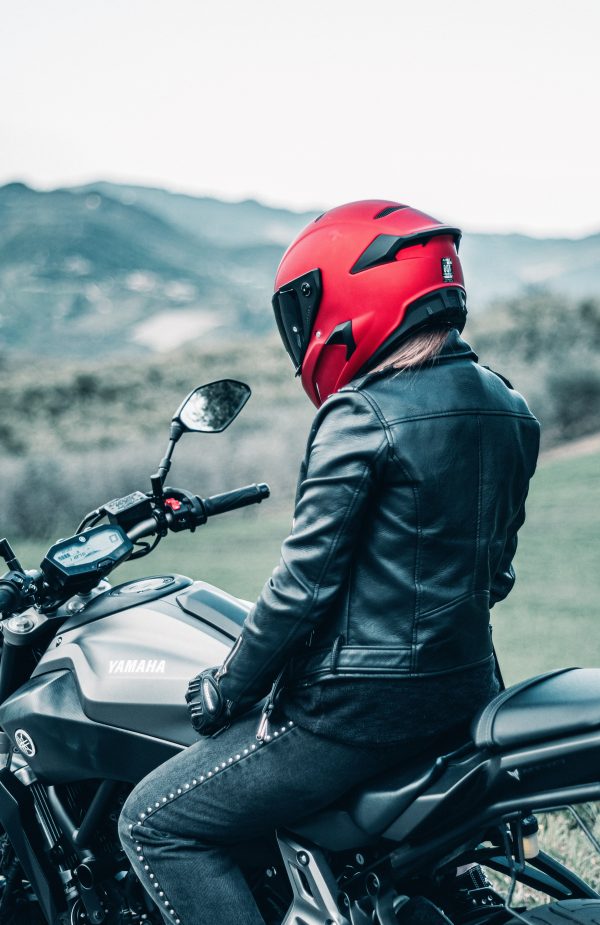 broderie diamant Une femme portant un casque et assise sur une moto