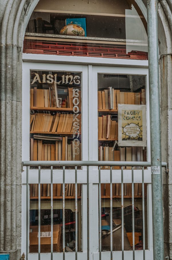 broderie diamant Une fenêtre d'un bâtiment abritant une librairie