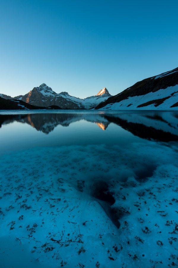 broderie diamant Un lac avec de la neige et des montagnes en arrière-plan