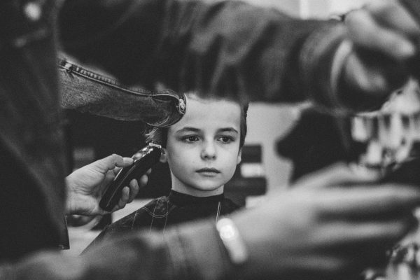 broderie diamant Un enfant qui se fait couper les cheveux