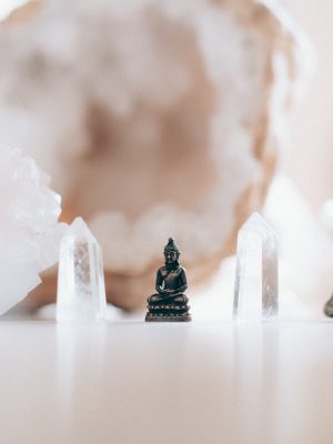broderie diamant Une petite statue de bouddha entourée de petits cristaux