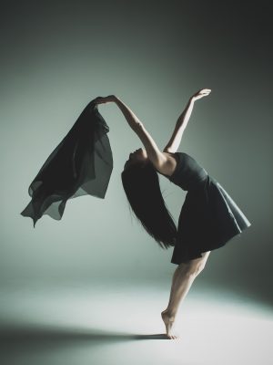 broderie diamant Une femme dansant avec un tissu noir