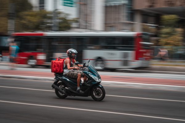 broderie diamant Un homme en scooter dans la rue
