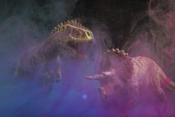 broderie diamant Un dinosaure dans une fumée violette