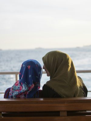 broderie diamant Deux femmes assises sur un banc regardant l'océan