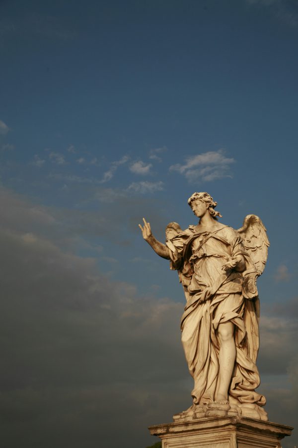 broderie diamant Une statue de femme avec des ailes