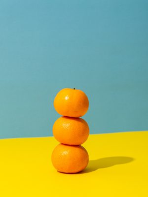 broderie diamant Une pile d'oranges sur une surface jaune et bleue