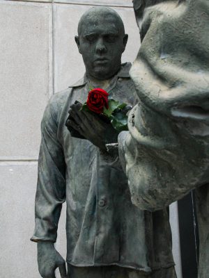 broderie diamant Une statue d'un homme tenant une rose rouge