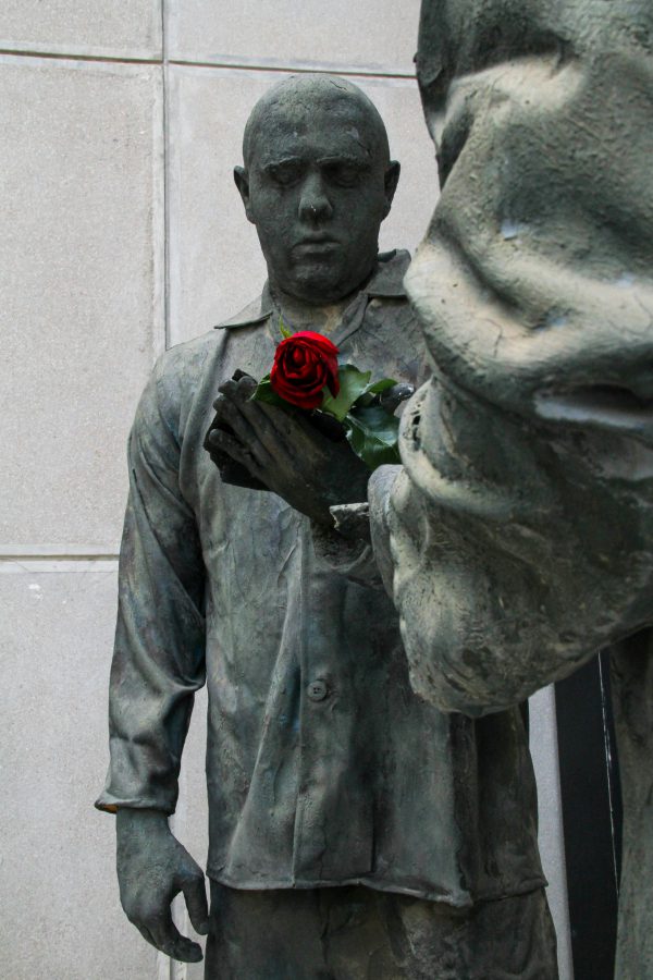 broderie diamant Une statue d'un homme tenant une rose rouge