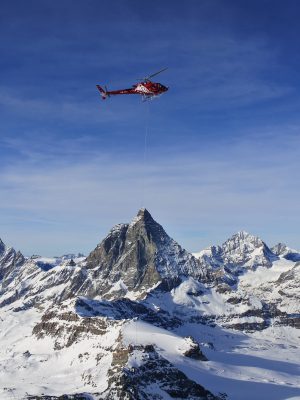 broderie diamant Un hélicoptère survolant une montagne