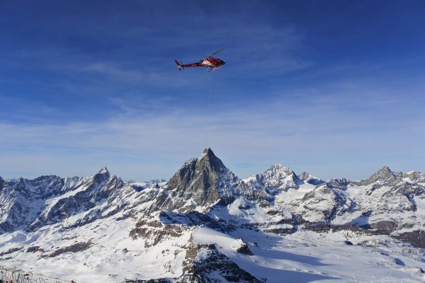 broderie diamant Un hélicoptère survolant une montagne
