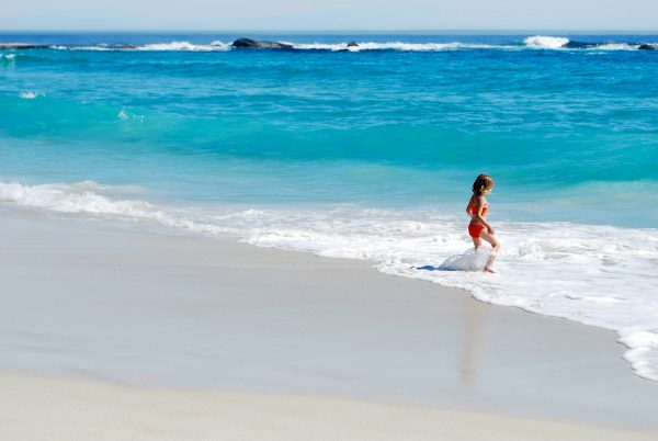 broderie diamant Un enfant marchant dans l'eau sur une plage