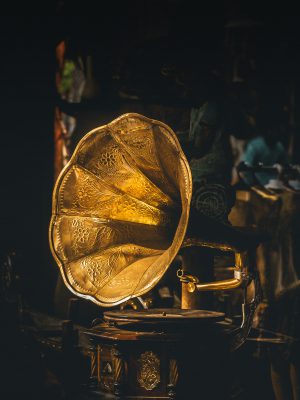 broderie diamant Un gramophone doré sur fond noir