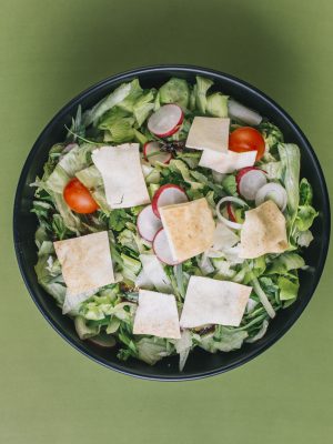 broderie diamant Un bol de salade avec des crackers et des légumes