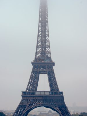 broderie diamant Une grande tour métallique avec un plan d'eau en arrière-plan avec la Tour Eiffel en arrière-plan