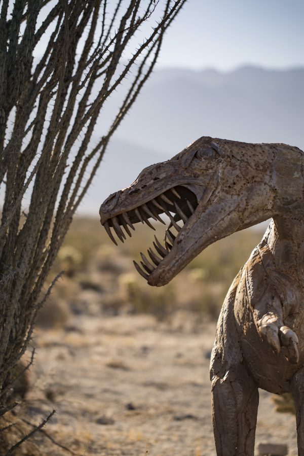 broderie diamant Une statue de dinosaure dans le désert