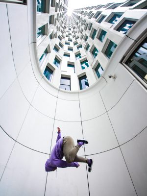 broderie diamant Une personne vêtue d'une combinaison violette sautant d'un immeuble