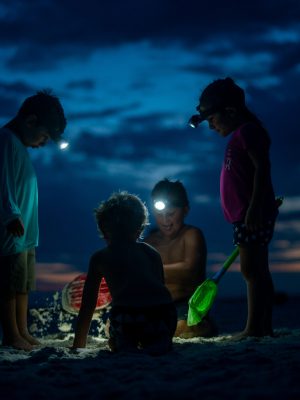 broderie diamant Un groupe d'enfants jouant dans le sable la nuit