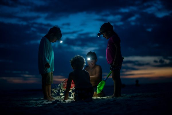 broderie diamant Un groupe d'enfants jouant dans le sable la nuit