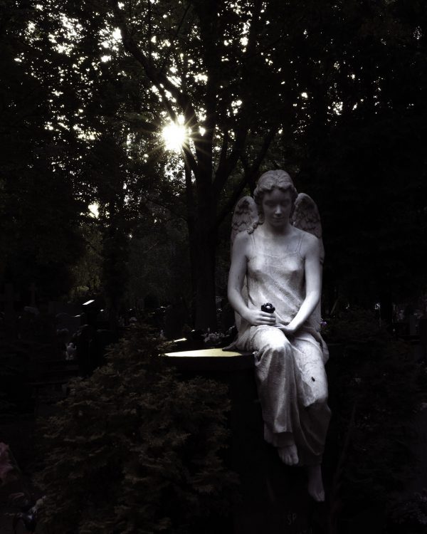 broderie diamant Une statue de femme assise sur un banc