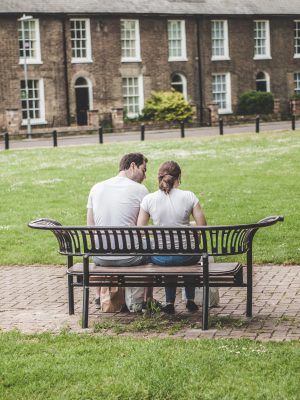 broderie diamant Un homme et une femme assis sur un banc dans un parc