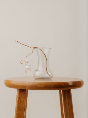 broderie diamant Un vase en verre avec une tige sur une table
