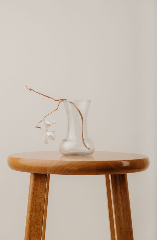 broderie diamant Un vase en verre avec une tige sur une table