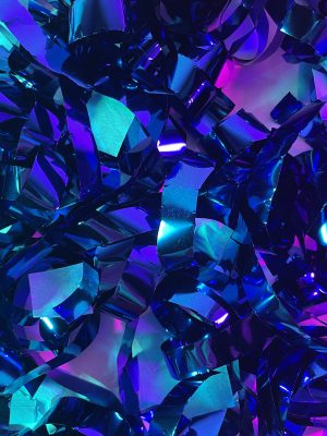 broderie diamant Une pile de confettis bleus et violets brillants
