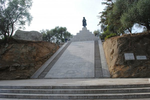 broderie diamant Un escalier en pierre menant à une statue