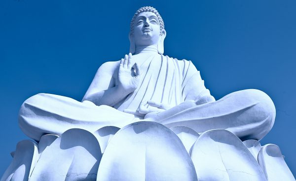 broderie diamant Une statue blanche d'une personne assise sur un lotus